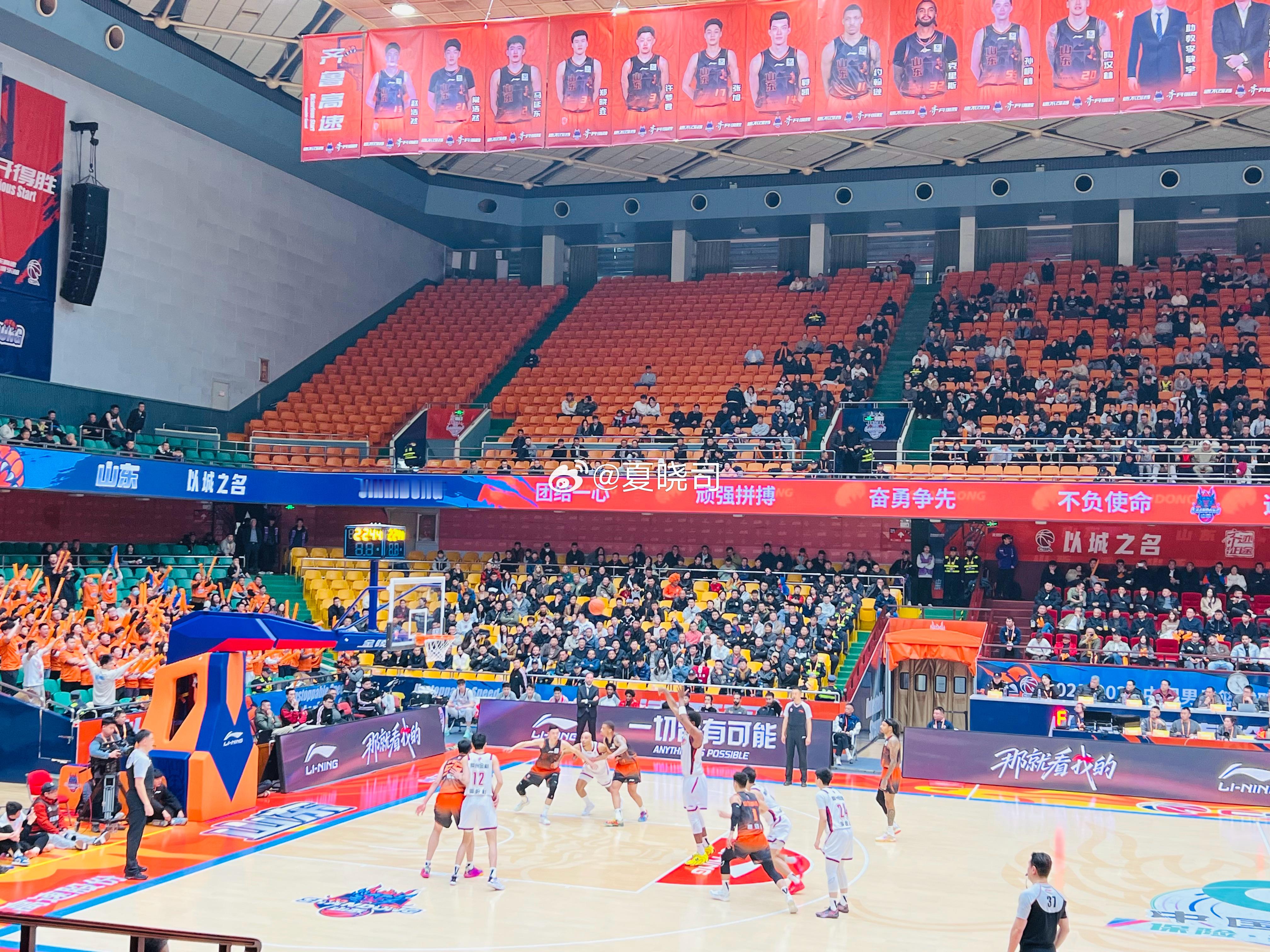 外援约翰逊的竞技状态确实需要调整，给人的感觉是来山东之前，有段时间没有系统训练比