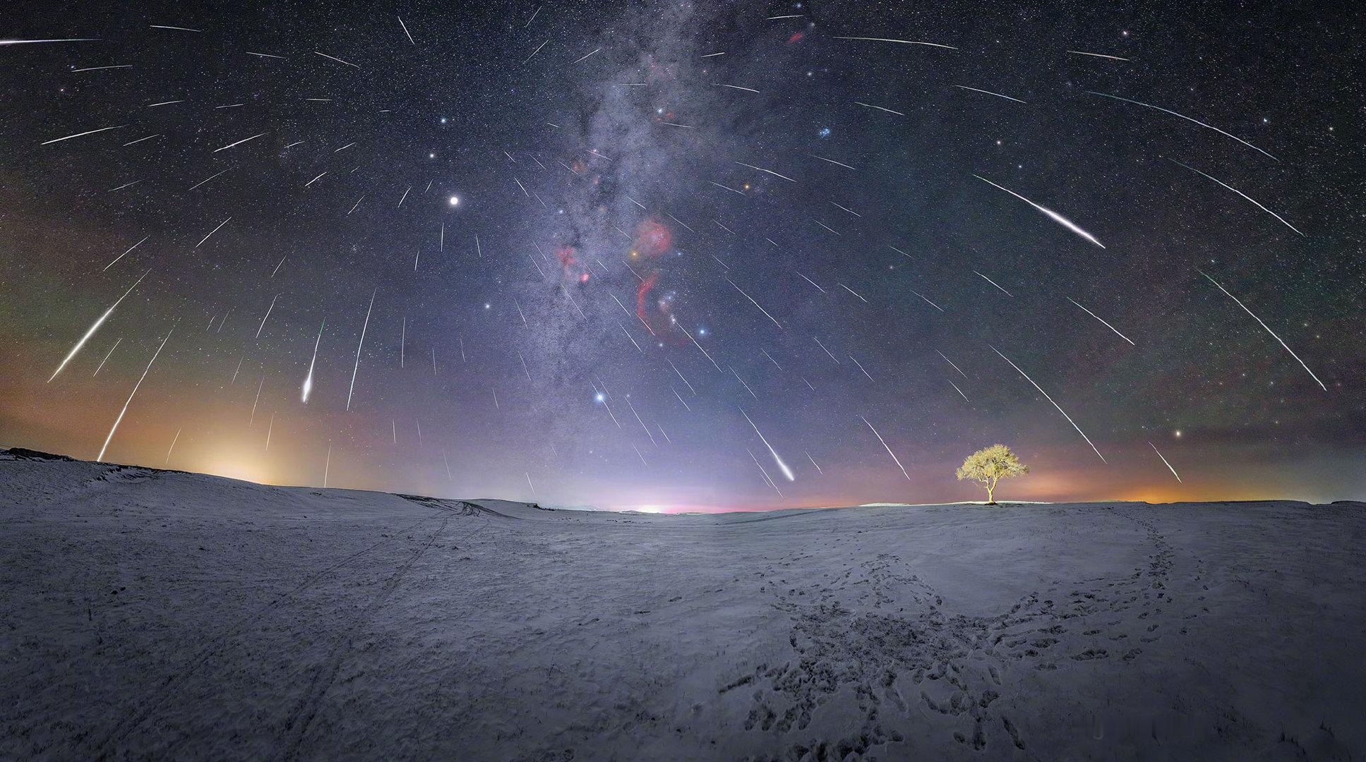 银河之下，流星雨如期而至。源自小行星法厄同的尘埃闯入大气，在高空燃起明亮的光痕，