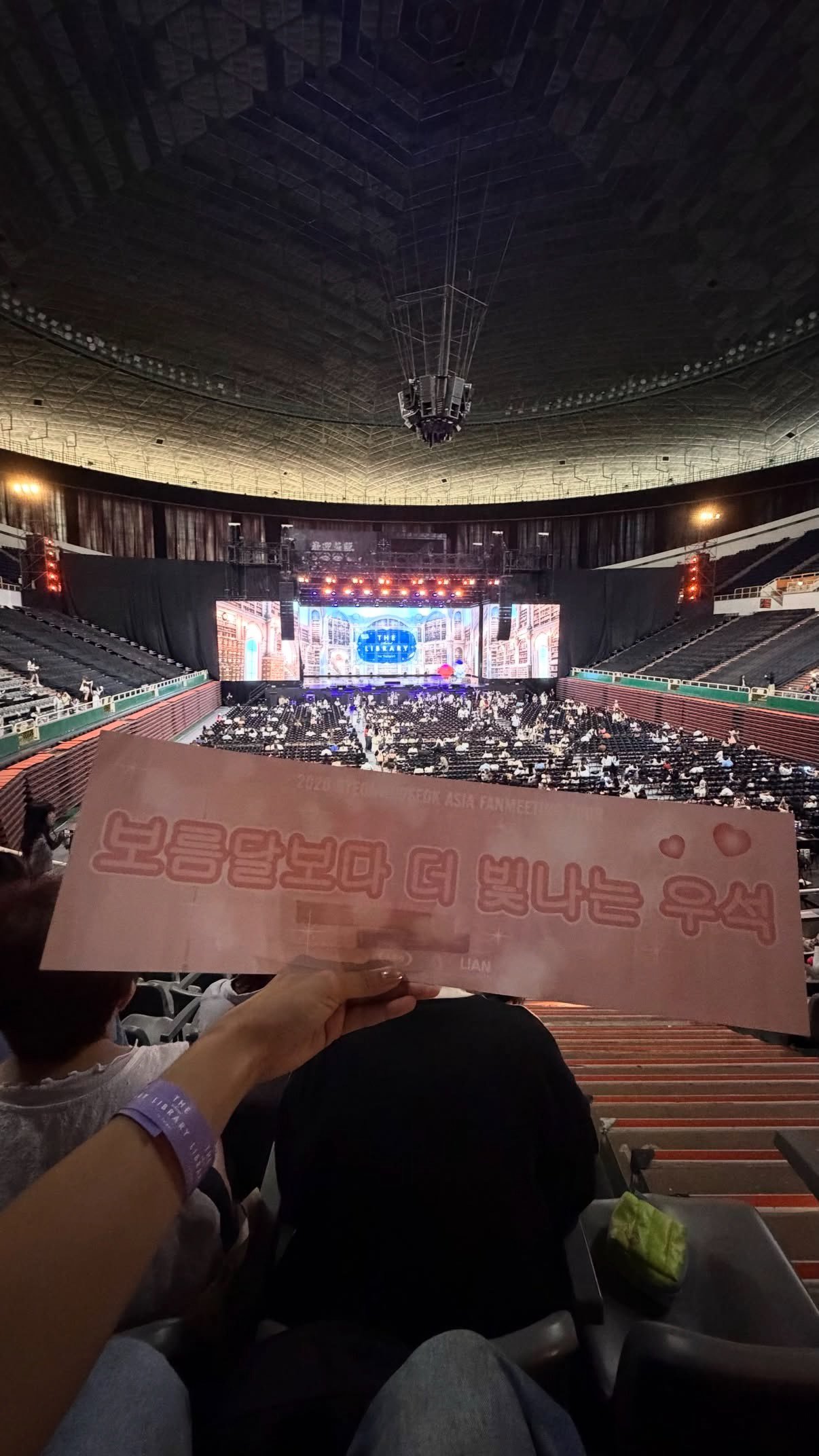 台北场手幅标语：比满月还要更加闪耀的佑锡说得真好☺️ ​​​