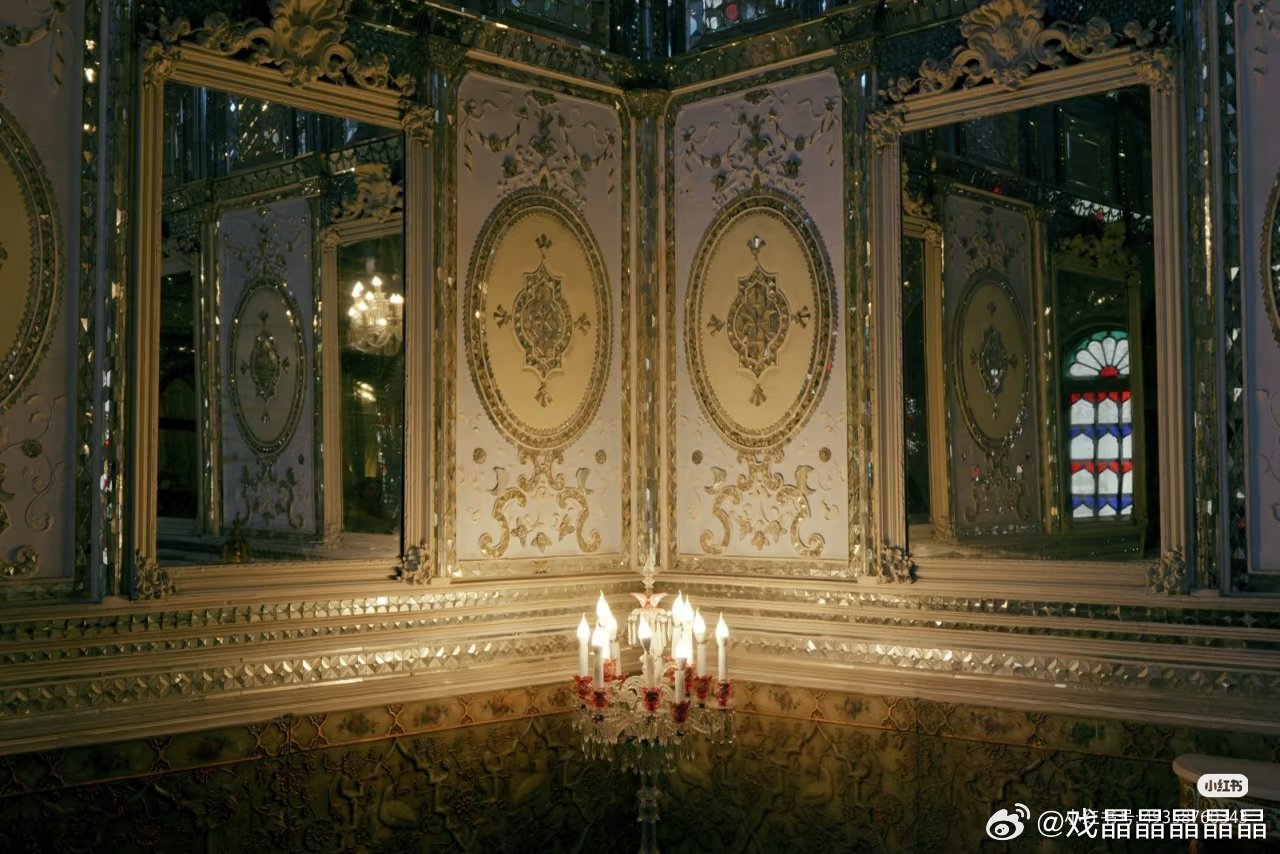 伊朗的世界文化遗产玫瑰宫被炸了，好可惜，原本🉑漂亮了。德黑兰的市中心，矗立着古