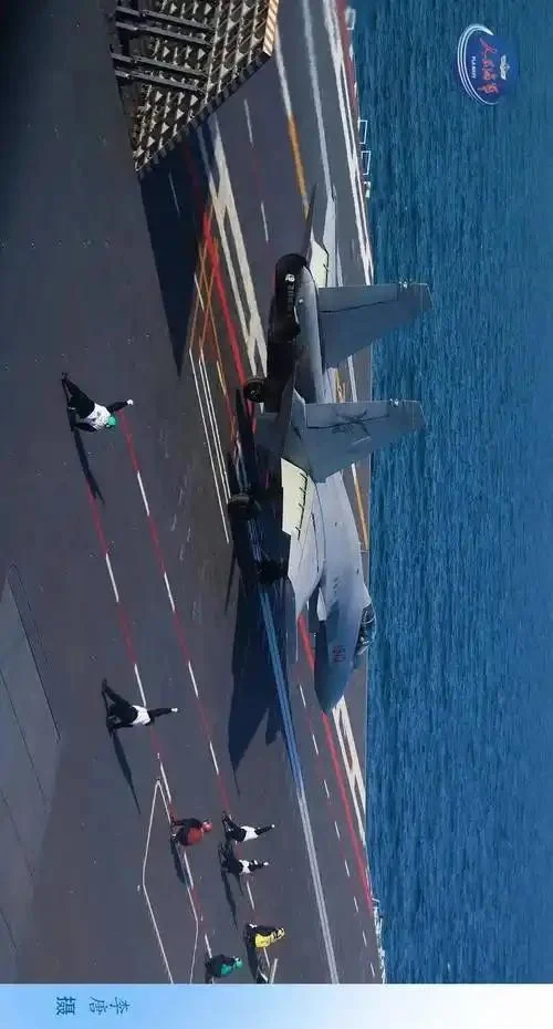 三箭齐发！福建舰甲板惊现"黄金跑道"，美专