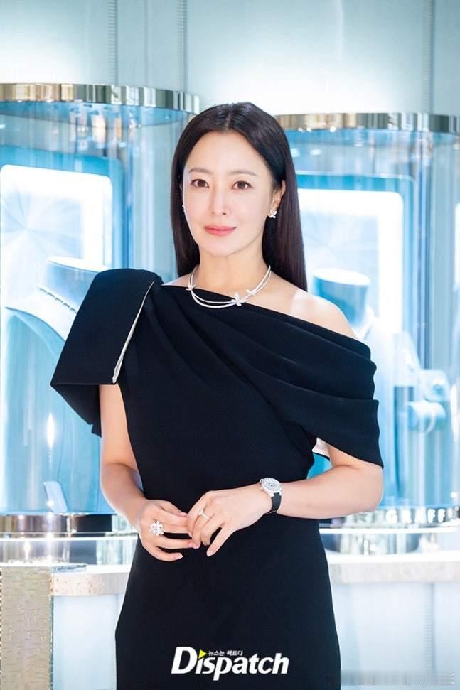 27日，演员金喜善[超话] 出席了某珠宝品牌在首尔举行的宣传活动。 ​​​