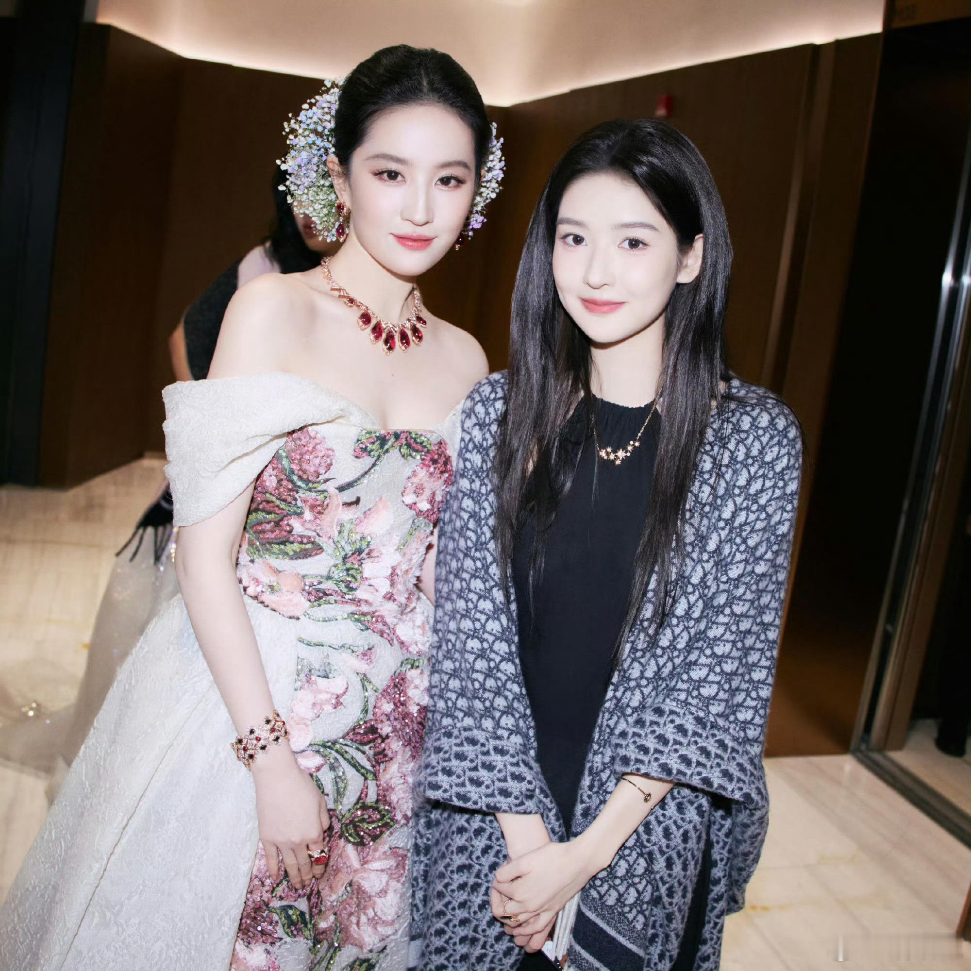 王玉雯 想和刘亦菲官宣了漂亮的小姐姐喜欢和漂亮的小姐姐一起玩是吧，真的不要太养眼