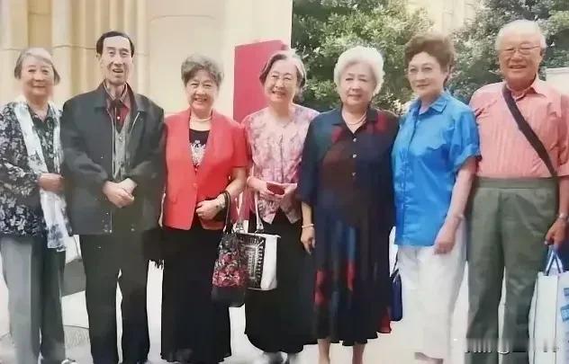 这张照片的合影很难得
他们来自不同的艺术单位，有电影演员陶玉玲，配音演员曹雷，歌