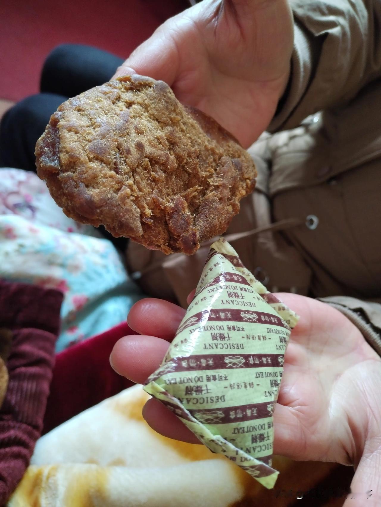 网上买的牛肉干，发现现在「干燥剂」的份量和实际产品的份量达到了 1 : 1 的程