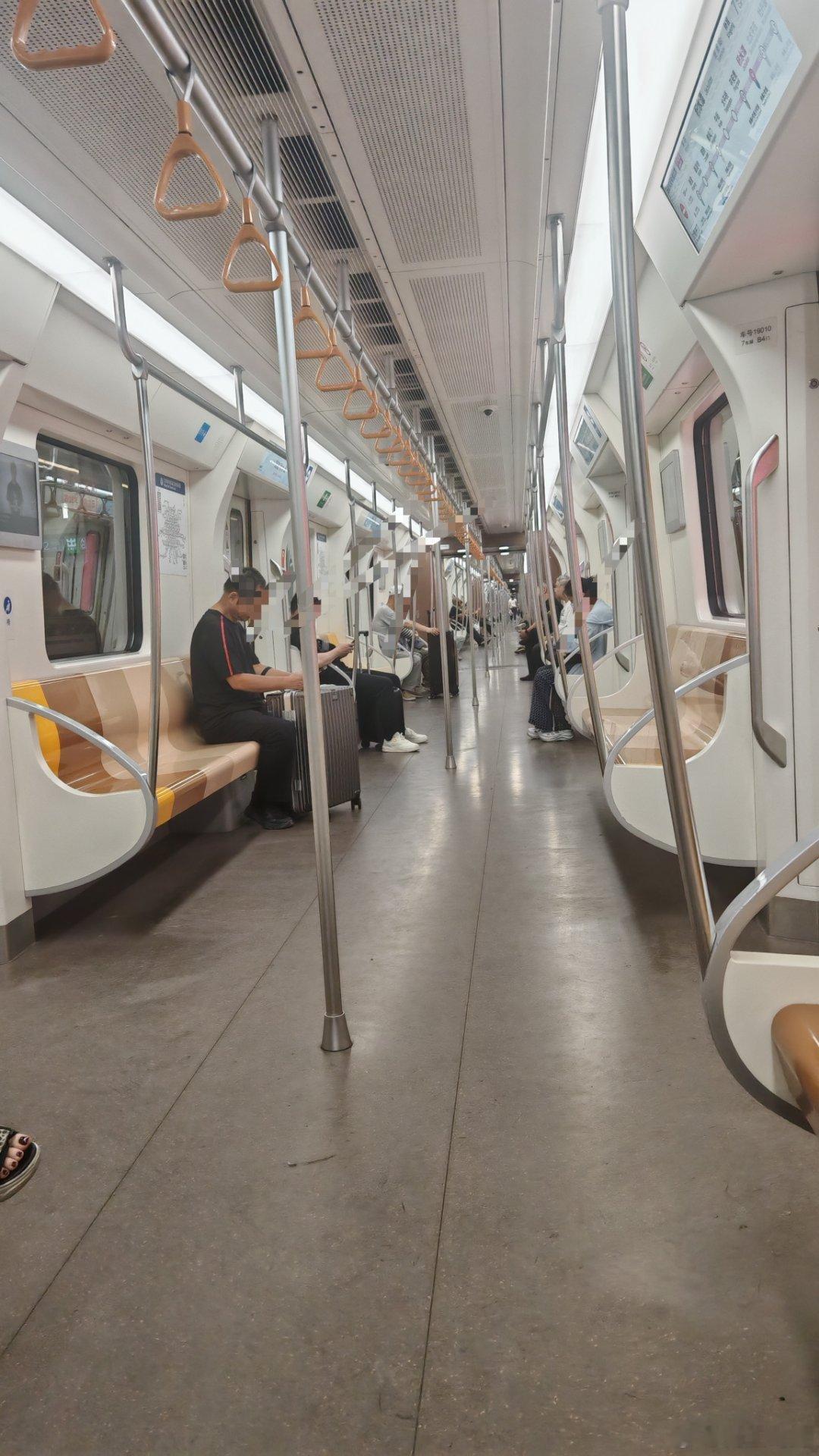 早上六点半的北京地铁 