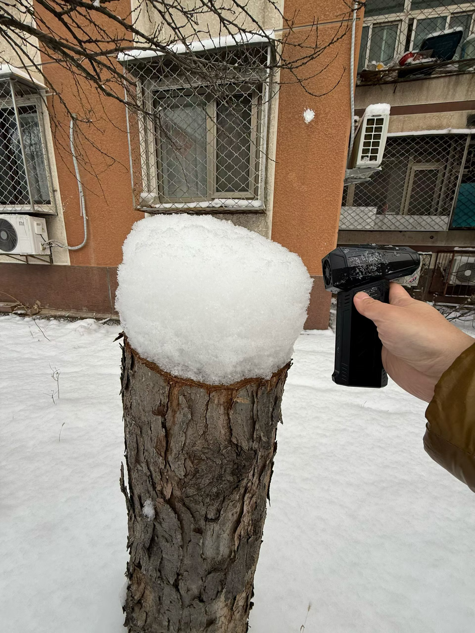 北京鹅毛大雪北京这是好久没有下这么大的雪了吧～大家看看这个降雪有多厚！ 