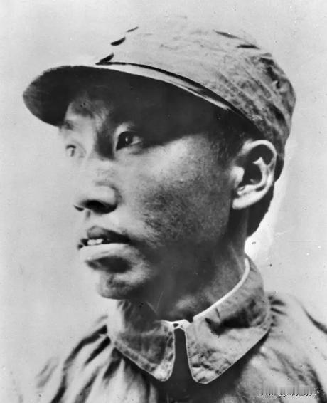他驰骋华北抗日前线，协助指挥诸多经典对日作战，他突围途中不幸遭敌炮弹袭击，壮烈殉