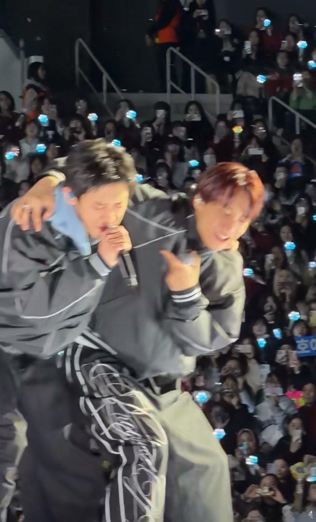 朴灿烈金钟仁你们两个怎么还跟男大一样啊，太年轻了 