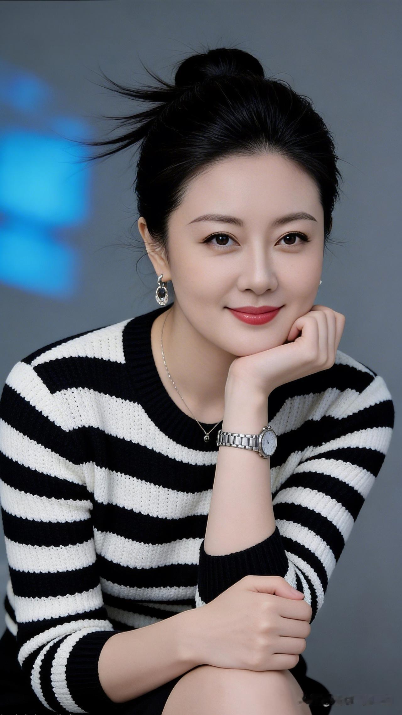 优雅黑发，黑白条纹毛衣，微笑女神，时尚穿搭。用镜头记录生活的美