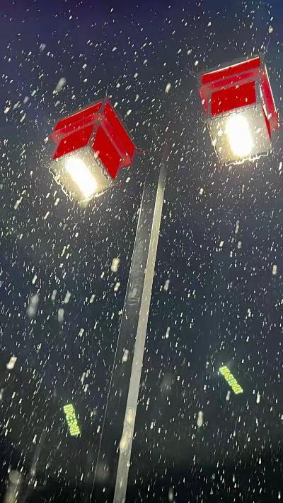 酒千盅， 只怕此生难再逢！雪夜幻想 深夜街头随拍 走在下雪的街头