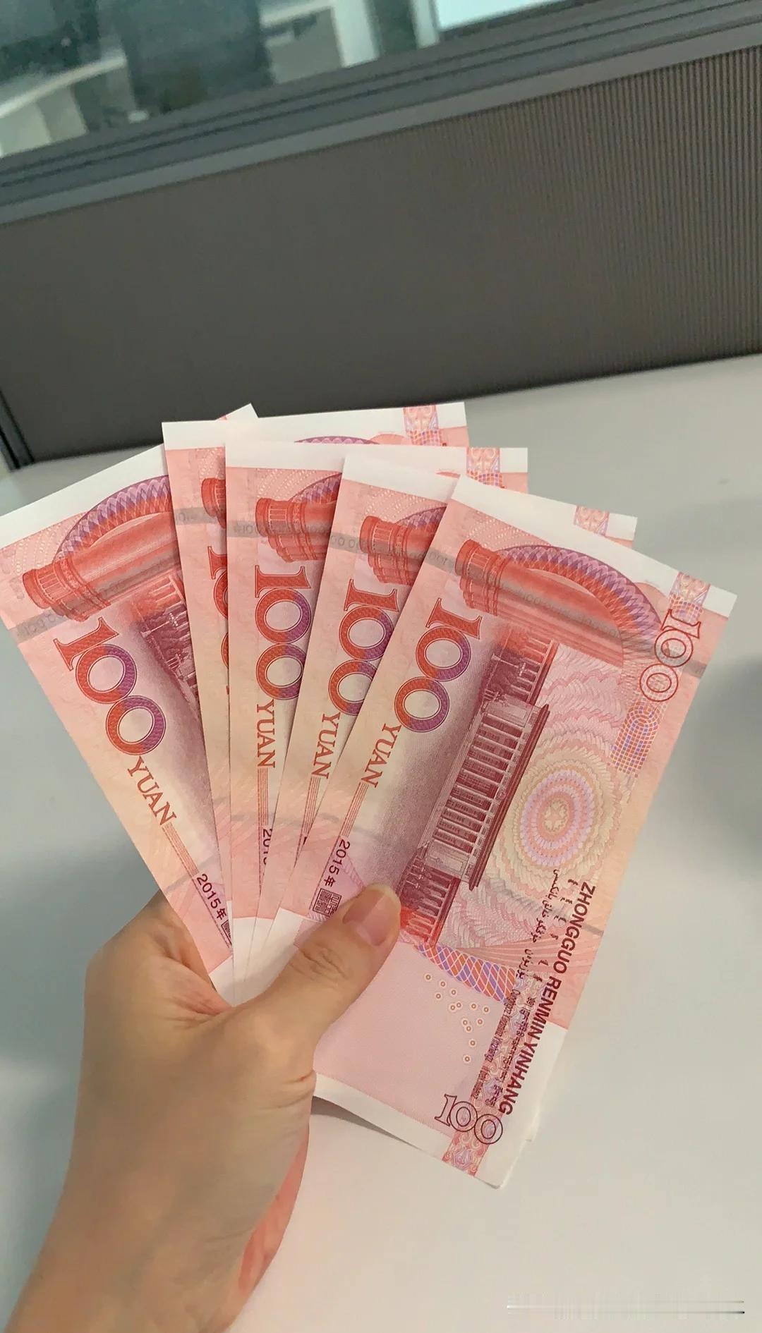 晚饭后，我抱着小孙孙，摁着他的两个胳膊，儿子摁着他的头，儿媳妇拿着电推子，开始给