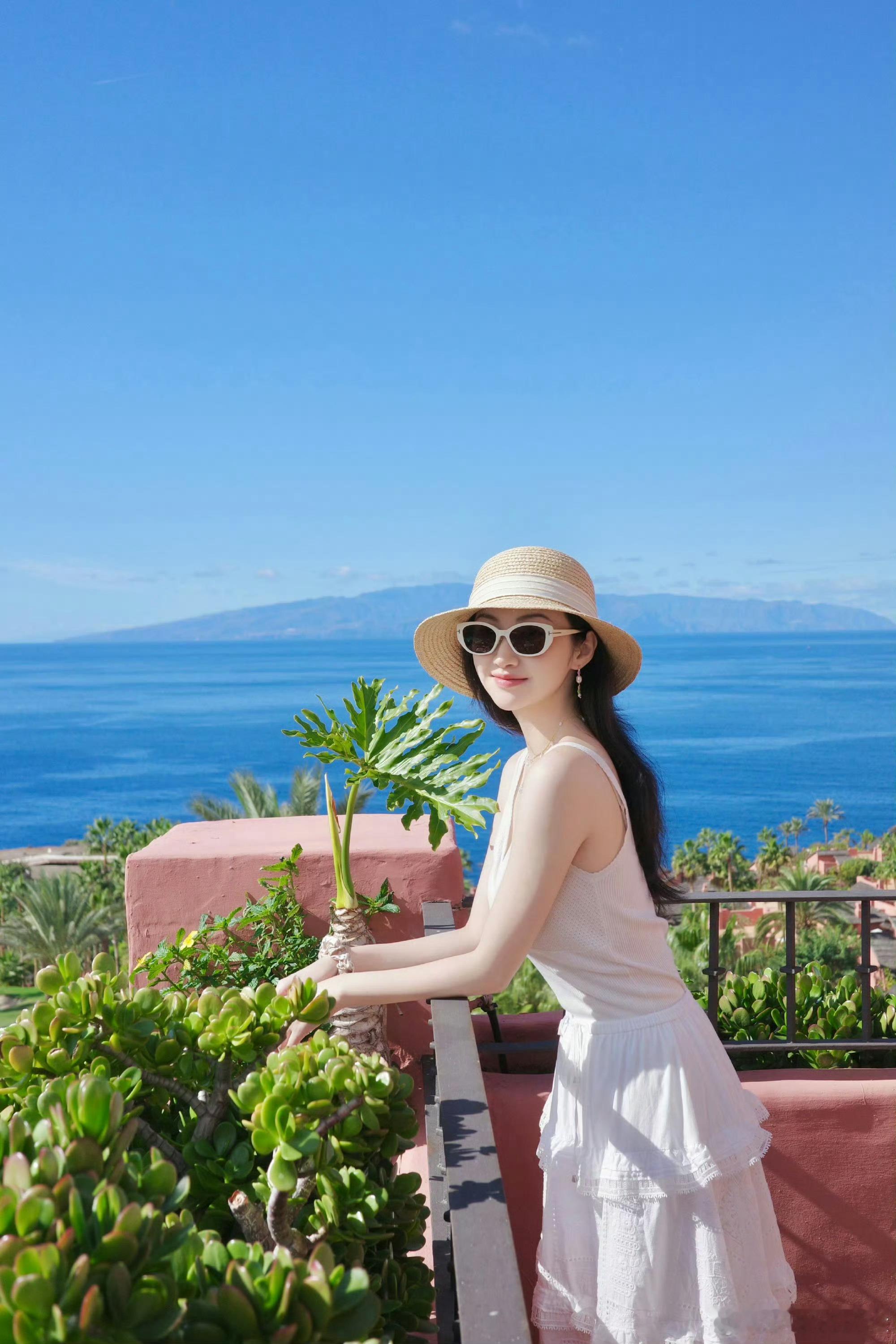 景甜白到发光的旅游照 海边旅游照封神！白裙草帽的景甜白到发光，笑容清爽又甜滋滋，