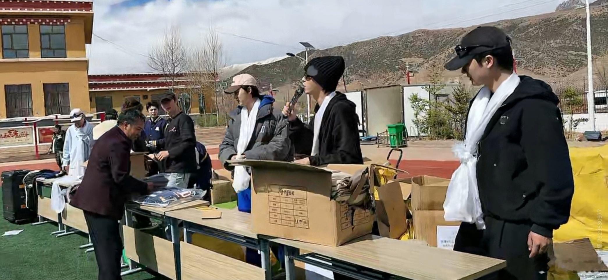 十个勤天送校服 看到重逢的画面真的感慨万千，十个勤天这群孩子真的太赤诚了，说好的