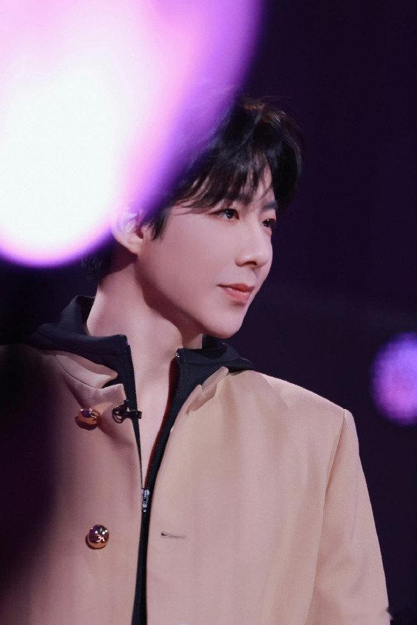 周深 先让刘宇宁身高降下来  周深刘宇宁跨年同台合唱大鱼，先互怼身高梗笑到缺氧，