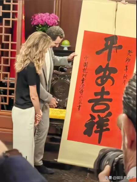 两年前巴沙尔在杭州灵隐寺求得“平安吉祥”四个字。如今来看，他许的愿灵验了！他仍平