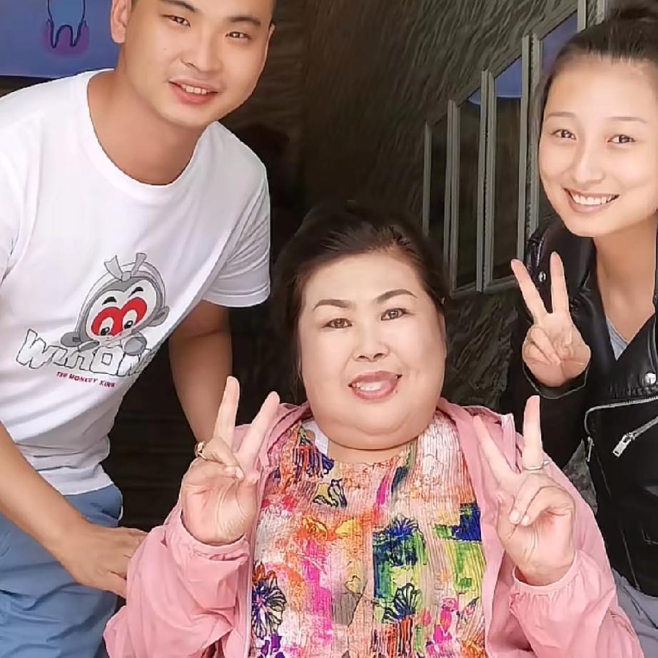 2019年，演员董立范病重，却仍坚守在拍戏一线，这张温馨留影里，藏着她不为人知的