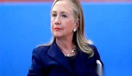 78岁的希拉里往台上一坐，全场鸦雀无声。
她没说半句废话，第一句就直接把房顶给掀