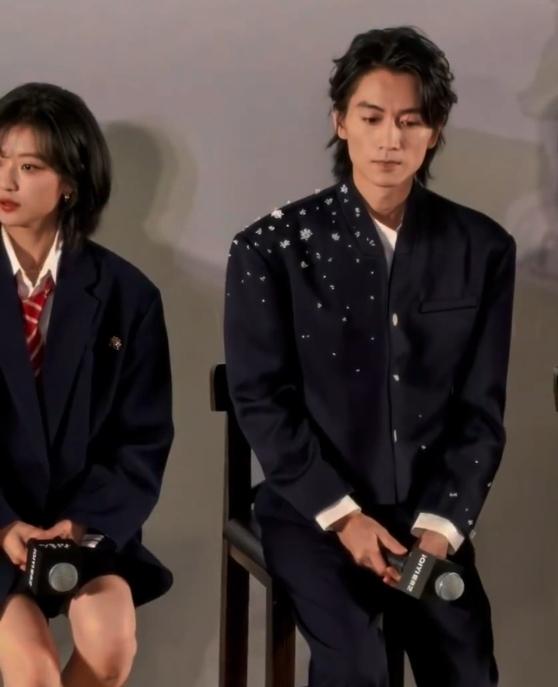 陈晓，你到底怎么了？

拍个戏需要瘦成魏晨吗？

到底是角色需要还是感情受挫了？