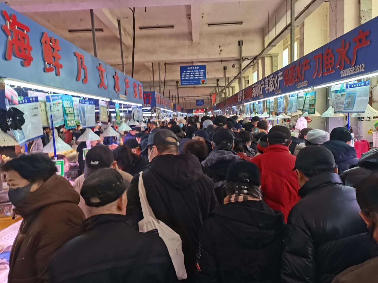 过了腊八，准备过年，采购大军，人如潮涌，市场内挤的水泄不通。这场景，人气太旺，这