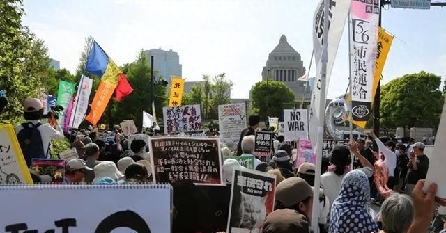 谁能想到，那个把“和平宪法”挂在嘴边大半个世纪的岛国，背地里早就给自己的战车加满