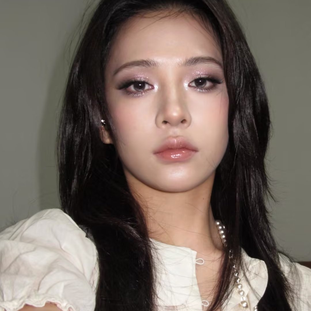 清冷碎钻粉雾妆，温柔黑长直韩系淡颜温柔挂清透碎钻妆真的自带柔光滤镜，低饱和粉紫细