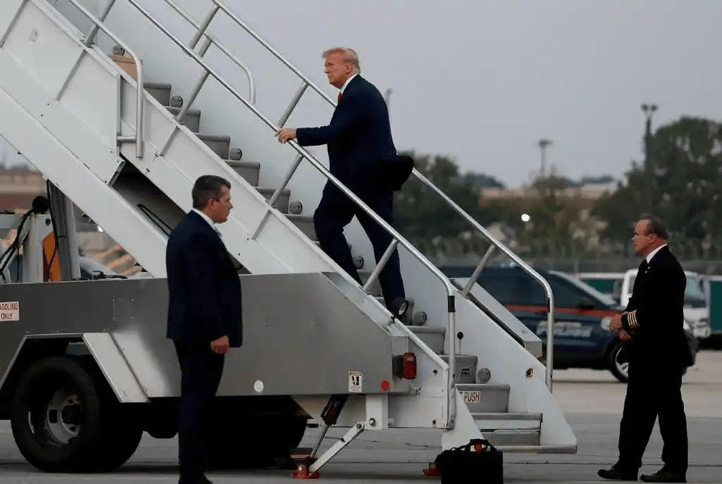 特朗普不得不访华，美国人已经发现，中国跟二战时期美国一样强大。

二战时的美国靠