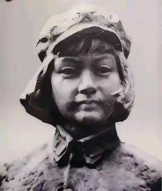 1929年，朱德正和妻子睡觉，突然十几个敌兵破门而入，大喊：“谁是朱德！”危急时