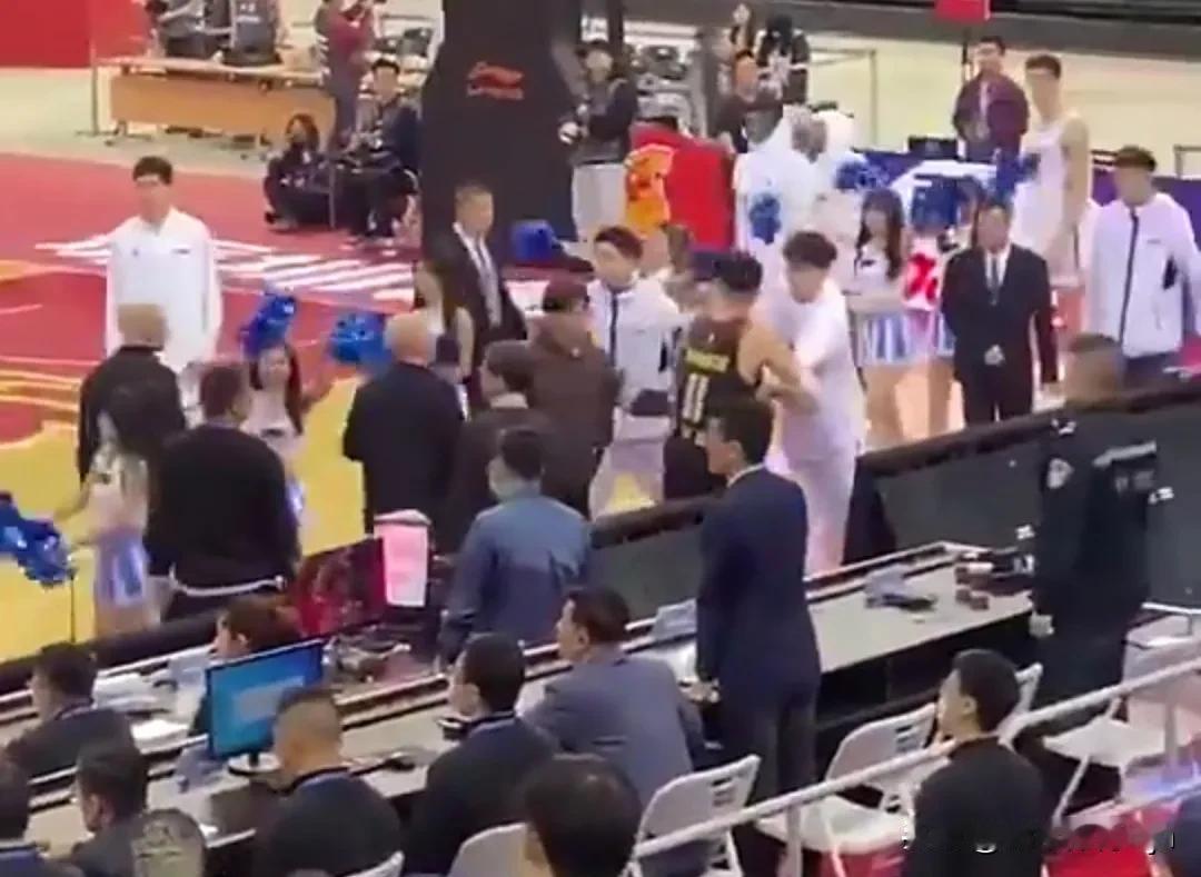浙江队大闹技术台，沈梓捷充当老好人极力劝阻王奕博，对于沈梓捷这名球员真是看不懂。