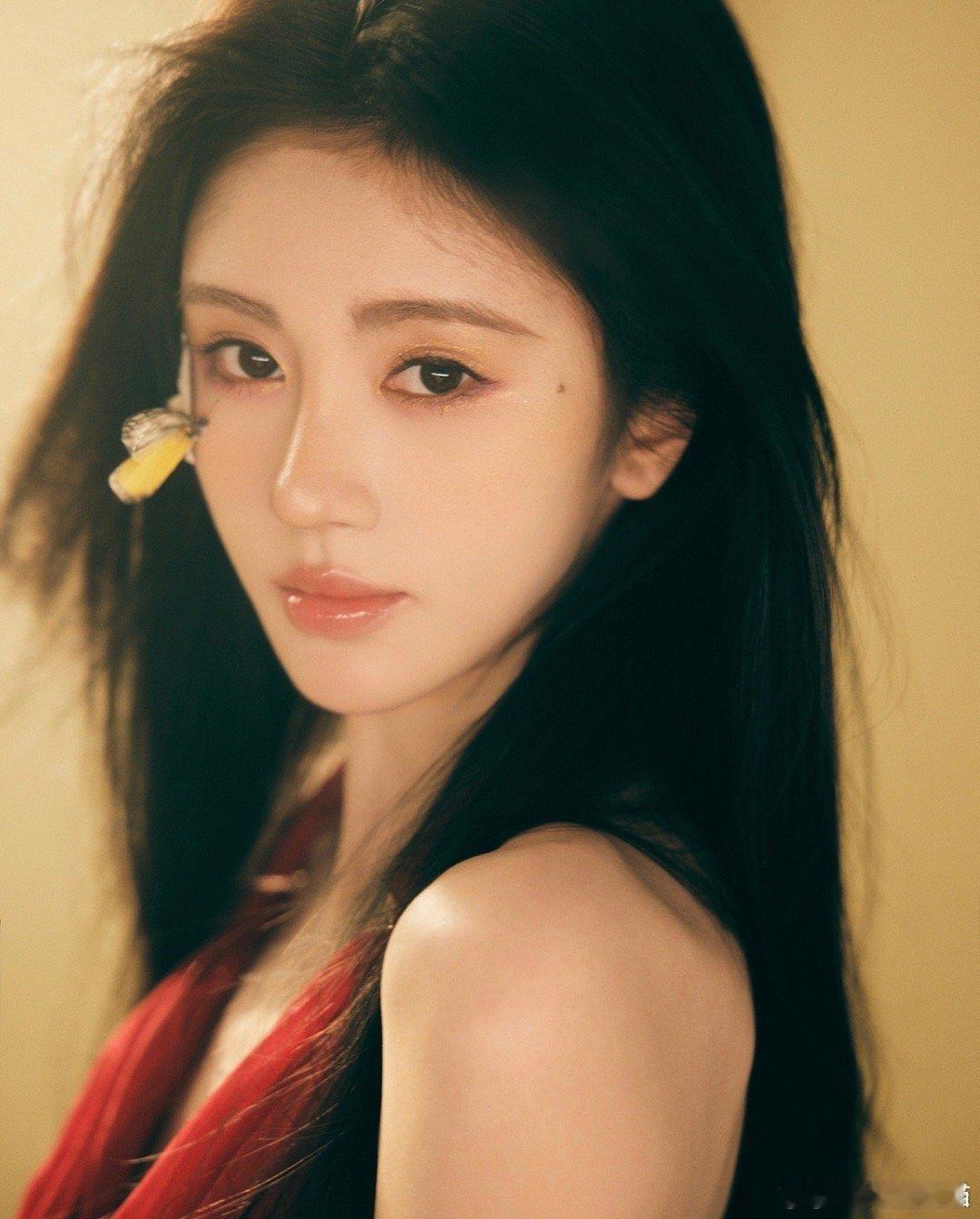 #鞠婧祎续约#真的给人很大的惊喜啊，希望鞠婧祎续约后能有更多的好资源，为大家带来