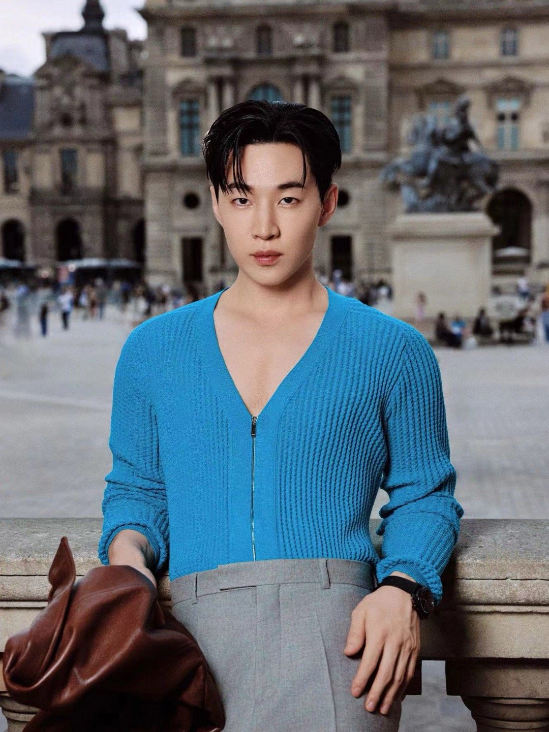 #HenryLau刘宪华[超话]##刘宪华深V身材##刘宪华AI建模身材# 亮相