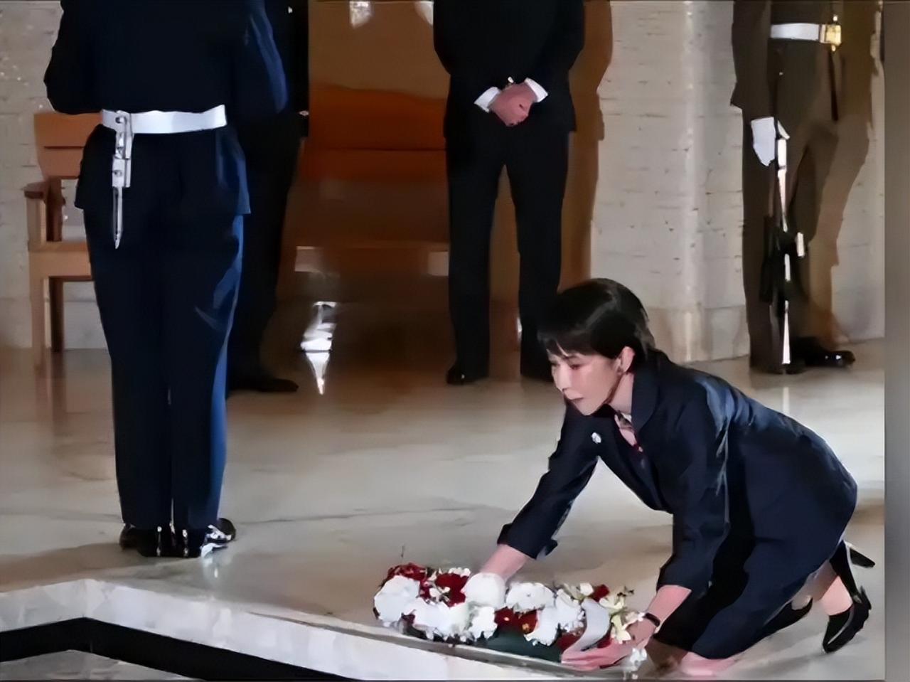 向殖民者下跪却拒认侵略罪，日本右翼历史观有多扭曲？日本部分政治人物和右翼群体，长