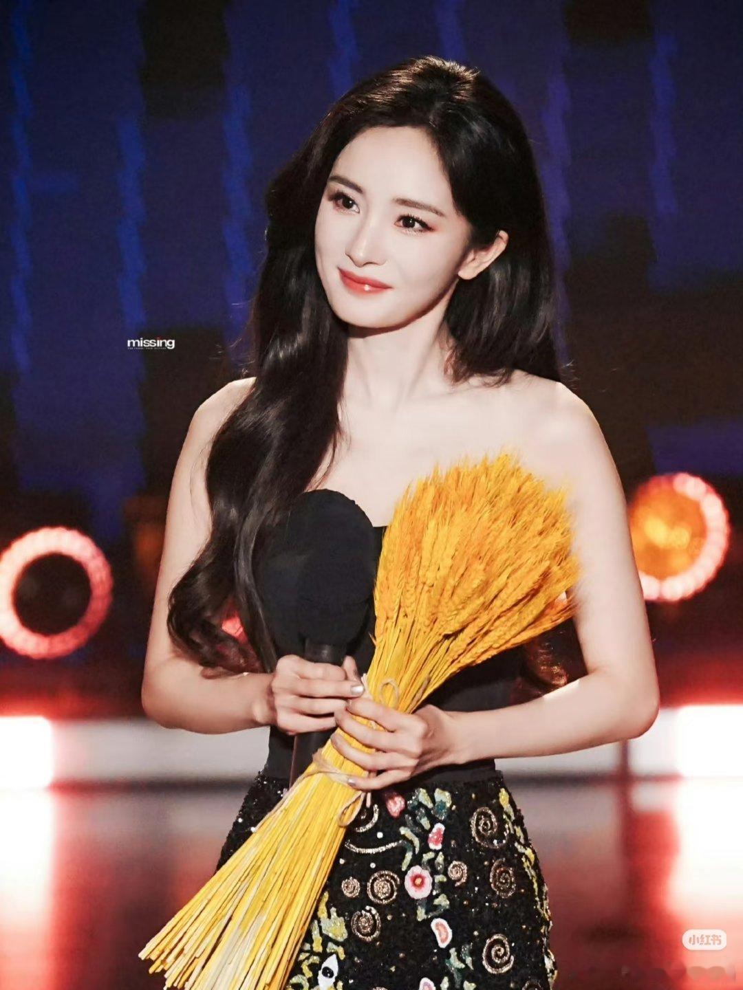 杨幂 本周宣Prada代言人，生万物红利！ 