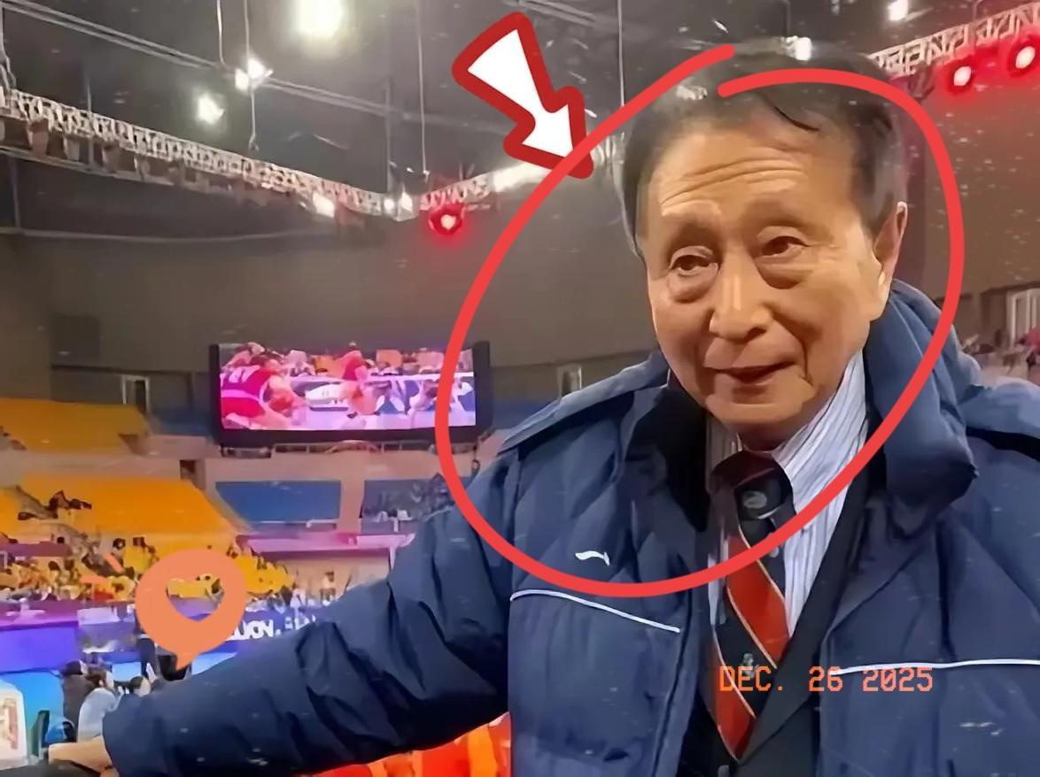 谁能想到啊！
当年用声音点燃全国热血的宋世雄老爷子，如今住进养老院只带三样东西！