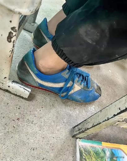 “泪目！”新疆伊犁，一位女老师正在讲台上课，却突然发现台下一名男生没穿袜子，整个