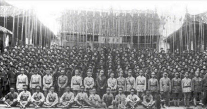 【土匪都抗日】1937年11月，湘西土匪响应号召投入抗日战场。淞沪会战靠落后武器