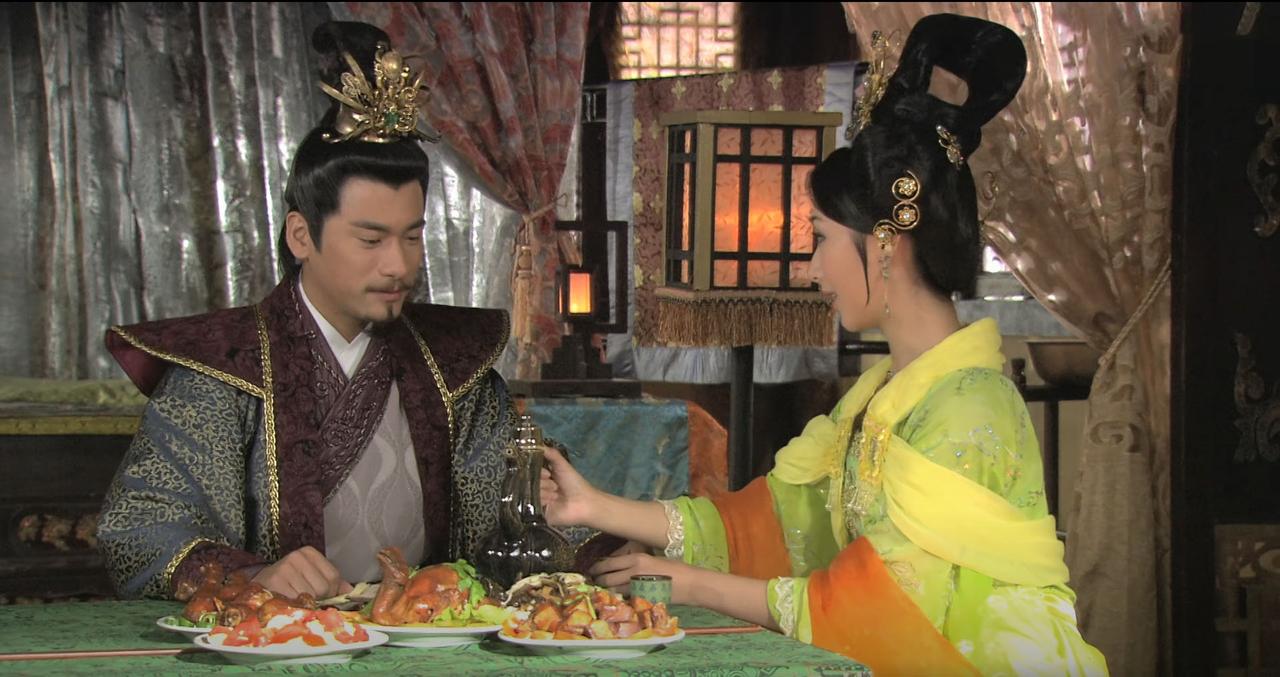这饭菜一看就是道具，怪不得演员光喝酒不吃菜。
#薛平贵与王宝钏#