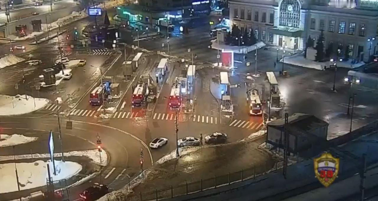 一名自杀式炸弹袭击者在莫斯科萨维奥洛夫斯基车站广场附近的一辆交警车辆旁引爆炸弹，