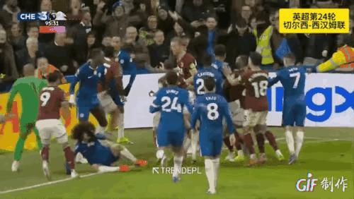 切尔西vs西汉姆联，第96分钟，西汉姆联球员阿达玛·特劳雷在一次拼抢中推人在先，