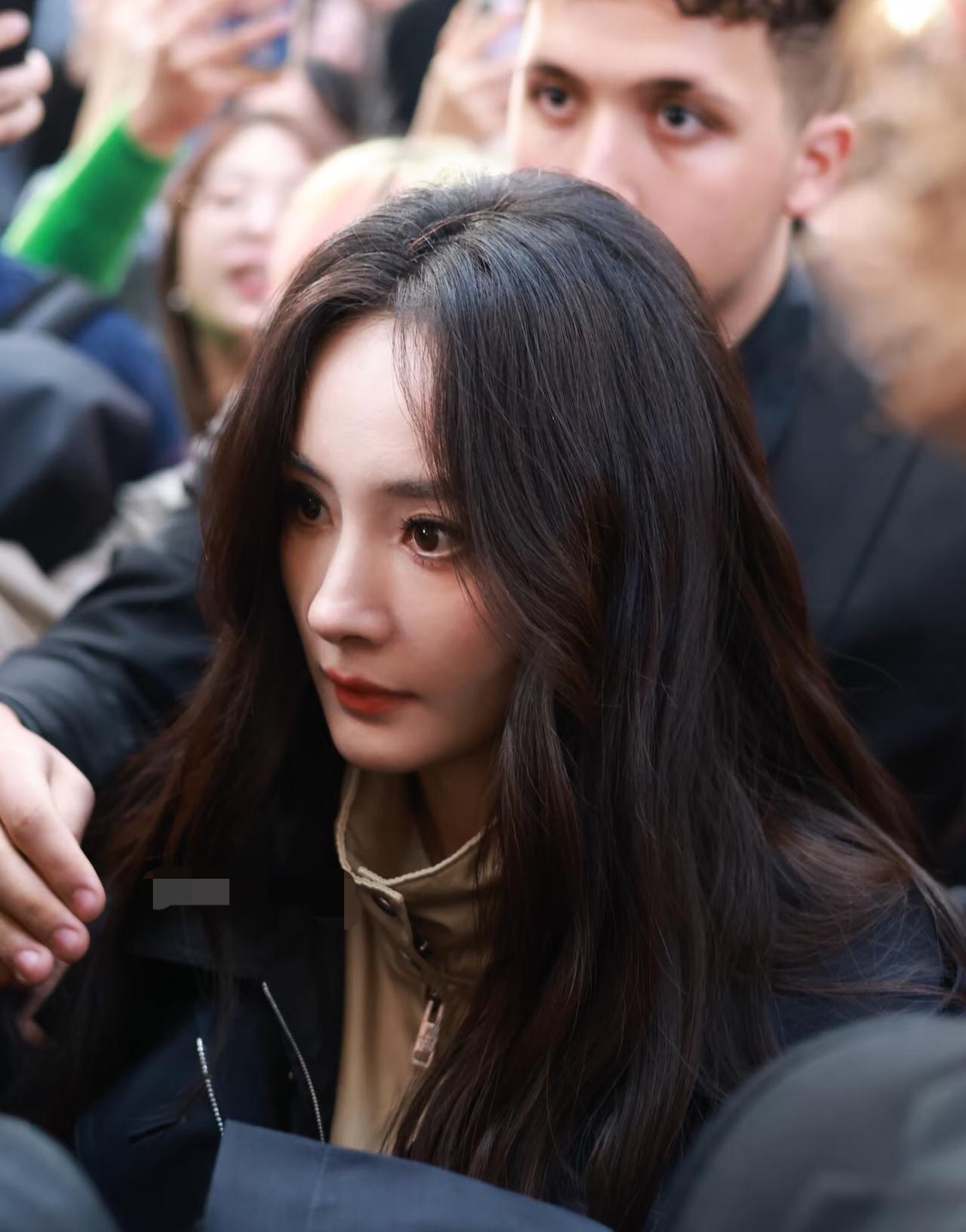 这是在国外，
杨幂的人气就这么被围个水泄不通走不动路，
而且这么近的镜头怼脸拍，