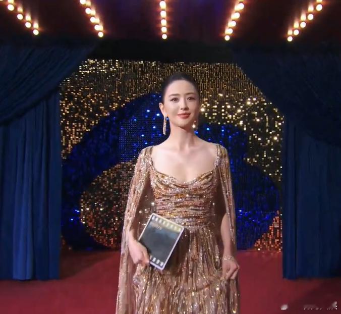微博电影之夜好美丽优雅的佟丽娅！她透露接下来的作品《轻于鸿毛》中的角色性格与她本