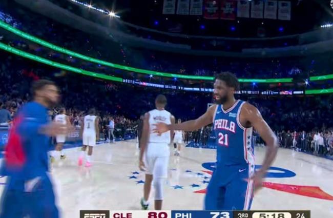 NBA常规赛，76人对阵骑士的比赛中，出现了非常奇葩的一幕。第四节比赛还剩下8分