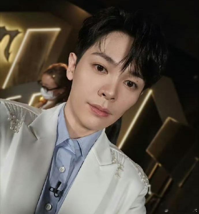 尤长靖再回披哥已是颁奖嘉宾谁懂这种双向奔赴的感动！当年在披哥舞台上全力以赴的少年