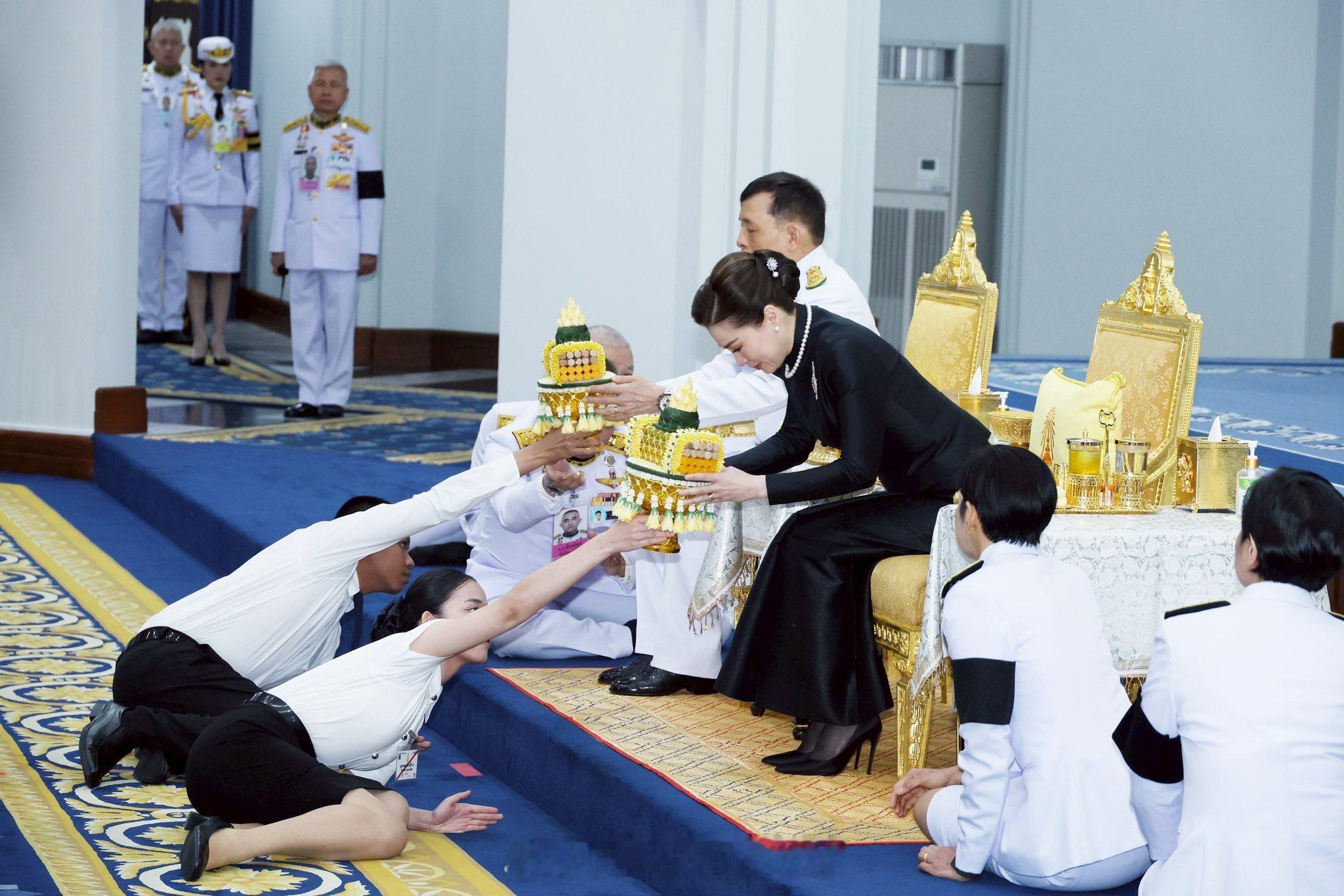 王室王室泰国王室素娘娘 2025年12月28日，狗哥素娘娘接见获得皇家奖学金的学