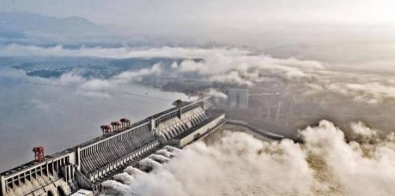 美国记者问金一南：“如果把中国2000亿的三峡大坝炸了，中国会怎么办？”金一南听