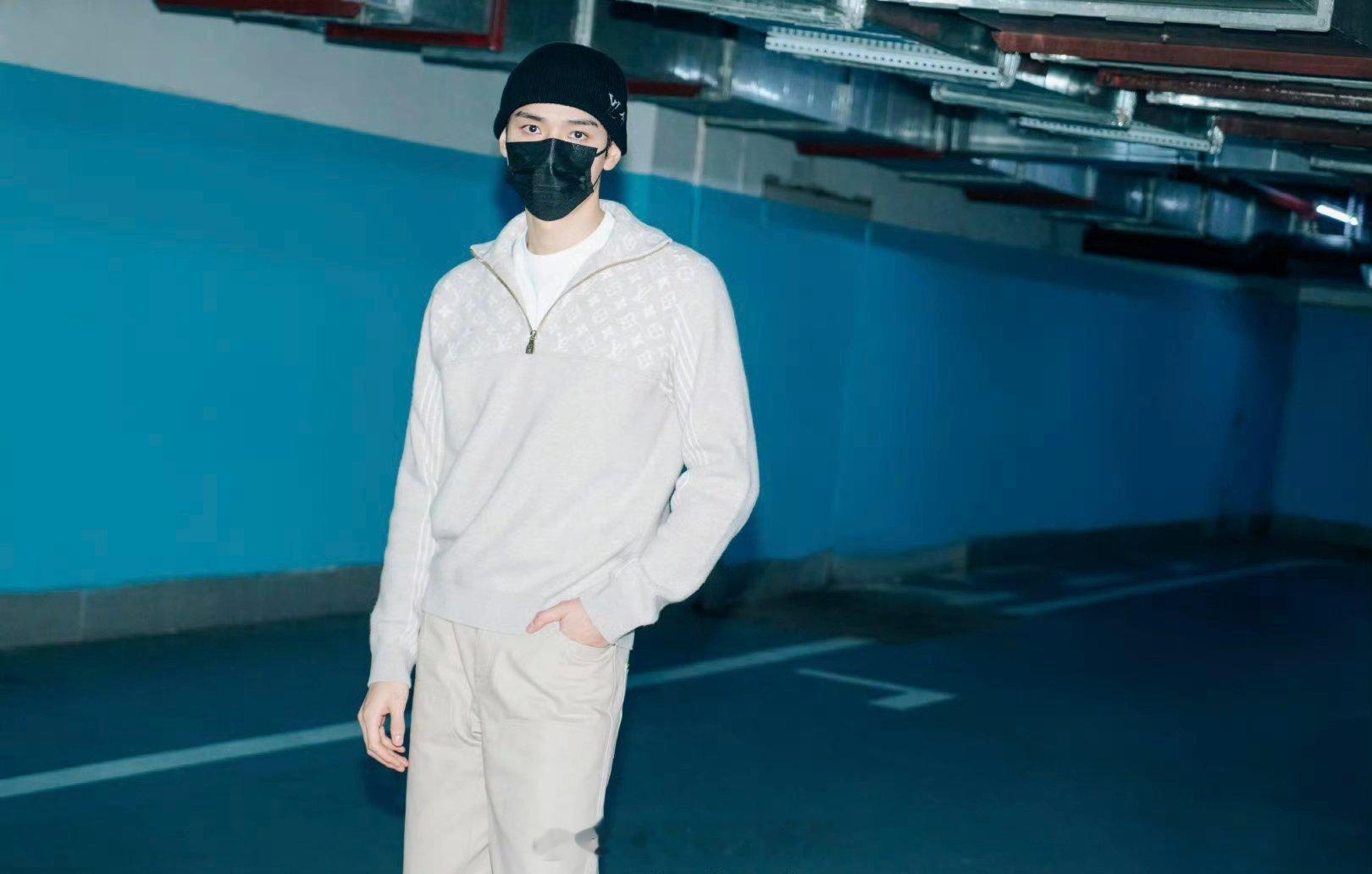 龚俊LV出发预热，期待今晚活动 ​​​