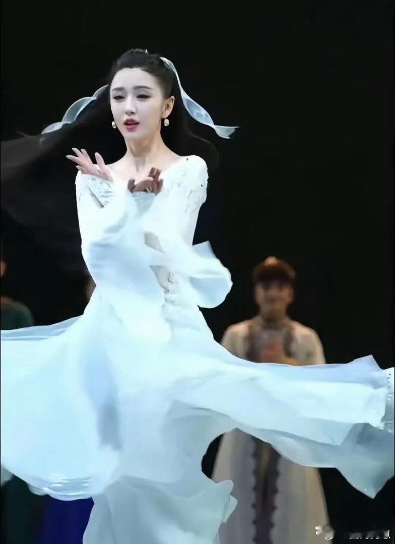 佟丽娅舞姿轻盈曼妙，身段灵动优雅，每一个舞步都美得动人心弦。 