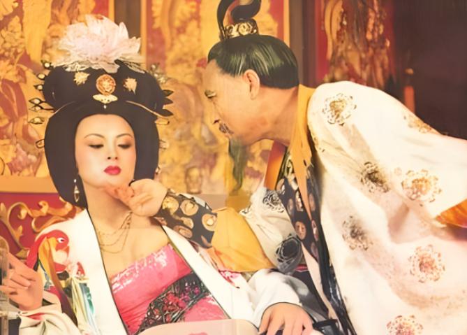 一天夜里，杨玉环被李隆基灌醉了，迷迷糊糊间就看见，李隆基如同饿狼一般，将她拦腰抱