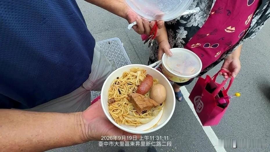 绿能你不能？萧美琴站台何欣纯送炒面餐盒 “超过30元”

随着彰化县议长谢典霖涉