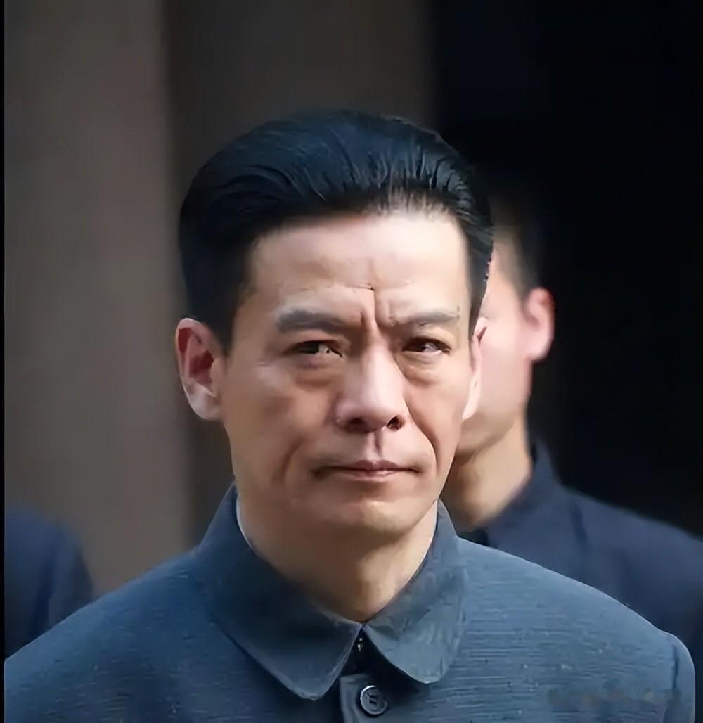 演了30年坏蛋，57岁才结婚，妻子至今没人见过真容

看到米学东在地铁里低头看书